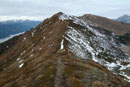 … auf den ungeschmückten Gipfel des Hinkarecks (1932m). Ich glaube es waren vielleicht 30 – 40 Höhenmeter.  Vom dessen höchsten Punkt konnte man die weitere Route entlang des Kammes bestens ausmachen. Kurz gesagt: Bergauf und bergab.