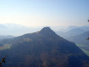 Ein Blick auf das gegenüberliegende Kranzhorn. Laut Aussage deutscher Wanderkollegen ein unschwer erreichbarer Gipfel auf dem zwei Gipfelkreuze stehen, ein Bayrisches und ein Österreichisches. Die Landesgrenze läuft genau mittig darüber.