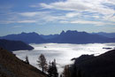 Die Täler waren noch von einer dicken Wolkendecke zu gehüllt da hatten wir hier oben schon Kaiserwetter. Blick hinüber  zur „Reichensteingruppe“.