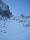 Der Schnee war pickelhart. Ich schnallte mir die Steigeisen an und wo der Weg im Sommer normalerweise in Serpentinen den Hang empor führt, marschierte ich geradlinig, steil die Schotterriesen in die Höhe.