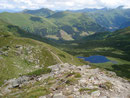 Nun kam endlich auch die Sonne zum Vorschein - es wurde mitunter wärmer.  Den Goldbachsee immer vor Augen wanderte ich den Weg von der Karlspitze hinunter. Es ist schon faszinierend wie viele Seen hier in dieser Gegend zu bewundern sind.