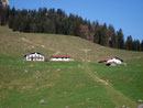 Vor uns lag nun eine der beiden „Wirtschaften“ (bei uns bewirtschaftete Almhütte genannt) und unserer weiterer Wegverlauf zum Heuberggipfel.