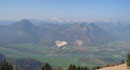 Ein Panoramablick auf das Inntal mit Wendlstein, Breitenstein , Großer Traithen und das Mangfallgebirge.