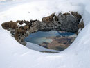 Ich konnte es gar nicht glauben. So wie bei der Drachenwand und beim Katzenstein gab es auch hier ein Felsloch, diesmal mit Blick auf den Wolfgangsee. Ich taufte es auf den Namen "Wolfguckloch"