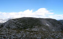 Aufgrund des immer mehr auffrischenden Windes brachen wir sozusagen unsere Zelte ab und eilten wieder zurück zum gegenüberliegenden Hauptgipfel dieses riesigen Plateaus.