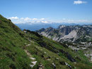 Die Rast auf diesem Gipfel fiel nur kurz aus und unsere Reise ging weiter, wie man so schön zu sagen pflegt. Über den Grashang stiegen wir ab, um wieder auf den Weg Nr. 213 zu gelangen.