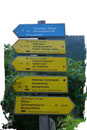 Schon nach wenigen Metern konnte ich am Straßenrand inmitten des Ortes das erste richtungsweisende Hinweisschild ausmachen.  Mit ganzen 5 Std. war der Weg Nr. 791 zum auserkorenen Ziel beziffert.