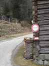 Links vorbei am Gasthaus Almwirt …