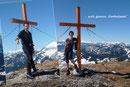 Das obligatorische Fotoshooting beim Gipfelkreuz durfte ebenfalls nicht vergessen werden. Und was stand nun auf dem Programm? Richtig - ihr wisst es sicher! Relaxen in der warmen Sonne unterm blauen Dach des Himmels. … und Schnarch.