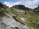 Direkt nach dem Loserfenster bogen wir rechts ab und folgten nun dem anderen Steig abwärts zum Augstsee. Von hier hatte man einen tollen Blick auf die Kamm-Querung unseres Aufstiegsweges und …