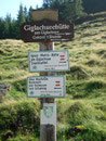 Die Schilder waren hier, so wie es die Alm auch verspricht, viel uriger als in anderen Wandergebieten.