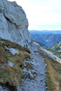 Wie eine Schlange schlängelte sich der Bergpfad an diesem Felsen vorbei.