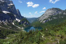 Anschließend ging es den sich nach oben schlängelnden Steig in moderatem Tempo zu den Niederen Bärenrieglen nach oben. Der fantastische Tiefblick zum kleinen Hinteren Gosausee verleitete stets zum kurzen Pausieren.  