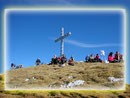 … und schon hatten wir unsere Mission erfüllt und das Gipfelkreuz des „Großen Pyhrgas (2244m)“ war erreicht. Berg Heil! Wie man unschwer erkennen kann waren wir nicht alleine an diesem Tag. Es ging zu wie bei einer Völkerwanderung.