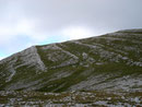 Die Natur zeigte sich hier in vielen verschiedenen Facetten und Launen! Vollkommen karst wie eine durchsiebte Mondlandschaft und dann wieder - tanzten Geröllwogen förmlich den Gipfelhang herunter.