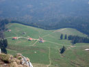 Ein traumhafter Tiefblick auf die 5 Almhütten der Daffneralm. Die linke und rechte Almhütte im Vordergrund sind bewirtschaftet und laden zu einer köstlichen Jause ein.