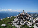 … schon war auch der zweite Gipfelsieg errungen. Auch dieser Grasgipfel des Toten Gebirges wurde nicht von einem Gipfelkreuz geziert. Eine riesige „Steintaube“ und Gipfelbuch-Schatulle aus Edelstahl markierte den höchsten Punkt.