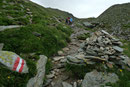 … an unübersehbaren,  richtungsweisenden Steinmandeln zur 2963m hoch gelegenen Hütte höher.