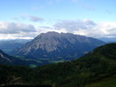 Hinter unseren Rücken zeigte sich der Grimming irgendwie in einer bedrohlichen Stimmung. Aber es war einfach toll anzusehen und die Wolken rissen jetzt immer mehr auf.