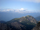 Auch auf diesem Gipfel hatte man einen beeindruckenden Blick auf den wohl bekanntesten Gipfel in dieser Region – den Dachstein mit seinem vorgelagerten Gletscher. Im Vordergrund – ganz unspektakulär präsentierte sich der 1965m hohe Lawinenstein.