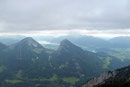 Zu meiner Freude lichteten sich die Nebelschwaden und tiefhängenden Wolken ein einziges Mal und gaben einen Blick auf einige benachbarte Salzkammergutgipfel, wie Sparber, Bleckwand und Schafberg frei.