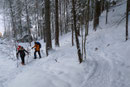 Der Wegverlauf zog sich nun anfangs in Kehren, dann einen Art Hohlweg durch bewaldetes Terrain höher. Über die geringe Schneedecke in diesem ansonsten schneesicheren Gebiet waren eigentlich alle ein wenig überrascht. 