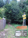 … rechter Hand, dem Gartenzaun der Forstverwaltung Attergau und dem Steig Nr. 6/821 in den Wald hinein.