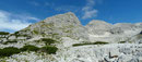 Schon jetzt bot sich uns ein wahnsinnstoller Panoramablick zwischen Widerlechnerstein und Ramesch ins Frauenkar zur gleichnamigen Scharte hinein. Und darüber thronte der 2388m hohe Gipfel des Warschenecks.