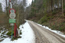 … wir beide der Forststraße „Kernersberg“, wie sie bei den Einheimischen auch genannt wird, anfangs entlang des Lackenbaches bis zu einer ca. 150° Kehre, an welcher sich der meistens geöffnete Schranken befand. 