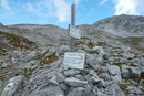 Immer noch auf Wandersteig Nr. 211 unterwegs kamen wir an diese Weggabelung. Geradeaus würde es zum „Eiskogel (2321m)“ gehen. Wir jedoch hielten uns hier rechts.