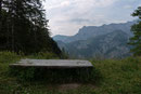 Ich stieg die Wiese in den Sattel nach oben, wo sich ein nettes Aussichtsbankerl mit Ausblick auf das benachbarte Gamsfeld befand.