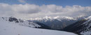 Trotz allem lies ich mich nicht zu lange aufhalten, denn mein Weg ging weiter relativ flott schnurgerade in den Kessel abwärts. Immer das tolle Panorama der umliegenden Bergwelt mit Schneekoppe (2150m) und Hochrettelstein (2220m) vor Augen.