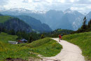 Jetzt waren wir wieder im Reich der „Klapperltouristen“ unterwegs, wie gut zu erkennen war. Unweit von uns befand sich ja die Seilbahn-Bergstation. Ein breiter und gut angelegter Weg  leitete uns in Richtung der ersehnten Einkehrmöglichkeit.