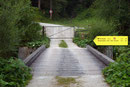 Ein kurzes Stück entlang der Mautstraße leitete der ÖAV Wanderweg Nr.889 links über eine Brücke und ein Gatter Richtung des „Einsamen Riesen“ des Salzkammergutes.