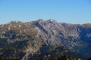 Inzwischen verwickelte ich den Fuchs der Eisenerzer Alpen in ein Gespräch und erklärte ihm, eine Abkürzung zu nehmen ist ungültig. Er meinte nur: Jetzt kennt ein weiterer den Steig!  Hier noch ein Blick Richtung Hochschwab und …