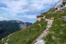 Nun drehte das schmale Weglein auf die grasige SW-Flanke des Widerlechnersteins, von welcher man einen grandiosen Blick auf das Eiserne Bergerl (1963m), den Angerkogel (2114m) und den Nazogl (2054m) hatte.