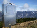 Fernblick zum Höllengebirge. In der Mitte des Bildes ist der 1708m hohe Brunnkogel zu erkennen.