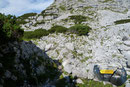 Vorbei an messerscharfen Karren und Dolinen näherten wir uns dem 2107m hohen Widerlechnerstein, dem Vorgipfel des Warschenecks.