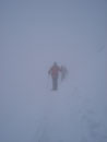 Die zweite Schlüsselstelle der Bergtour erreicht. Wir gingen unterhalb einer Felswand auf einer ca. 25cm breiten Schneespur entlang. Da man nicht sah wie weit es rechts runter ging hieß es aufpassen.