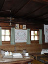Die urige Hütte punktete mit gestickten Wandbehängen, ...