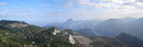 Blick vom Helmeskogel Richtung Berstation Feuerkogel, im Hintergrund der Traunstein