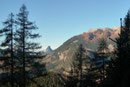 Und wenn sich dann das Laub, die Nadeln mal etwas lichteten, eröffnete sich sofort ein beindruckender Panoramablick zum Toten Gebirge. 