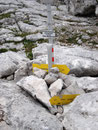 Hier führte der Wegverlauf weiter nach links in einem weiten Bogen in Richtung Traglhals (2020m). Aufgrund des störenden Nass von oben, legten wir unsere Regenjacke an und machten auch den Rucksack regensicher.