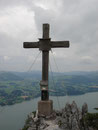 Das Gipfelkreuz des Kleinen Schönbergs in 895m Seehöhe ...