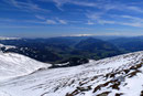 Welch traumhafter Kontrast. Im Tal saftiges grün, in höheren Lagen weiß über weiß.