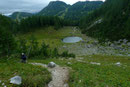 Den Brunnsteinersee noch vor Augen, schnell an ihm vorbei und über den breiten Weg zurück zur Wurzeralm. Im nächsten Moment schon fing es an zu regnen, nein – zu schütten! Na fesch!! – wir kehrten bei der Wurzeralm ein.