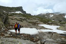 Susanne und Katharina, zwei bergbegeisterte Gmundner Mädels erfreuten sich ebenso wie ich an dieser Hochtour und posierten vor dem bereits in Sichtweite gerückten Defreggerhaus.