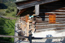 An einer der Hütten war dann das erste Mal unser erstes Etappenziel, die „Dr. Heinrich-Hackl-Hütte (1526m)“, angeschrieben.