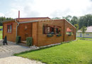 Aussenansicht mit Eingangsbereich und überdachter Terrasse