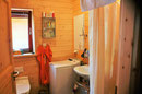 Badezimmer mit Dusche und Waschmaschine